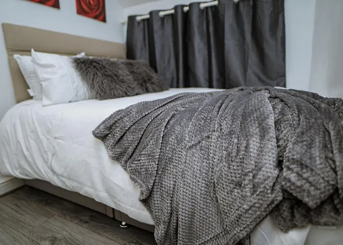 City-Centre With Dedicated Workspace, Sleeps 4